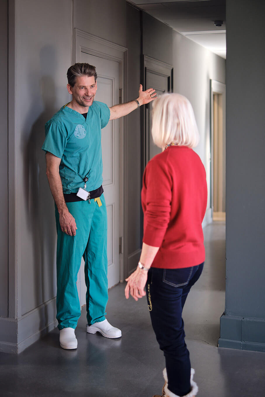 Øjenlæge velkommer kvindelig patient hos Øjenlægerne på Rådhuspladsen